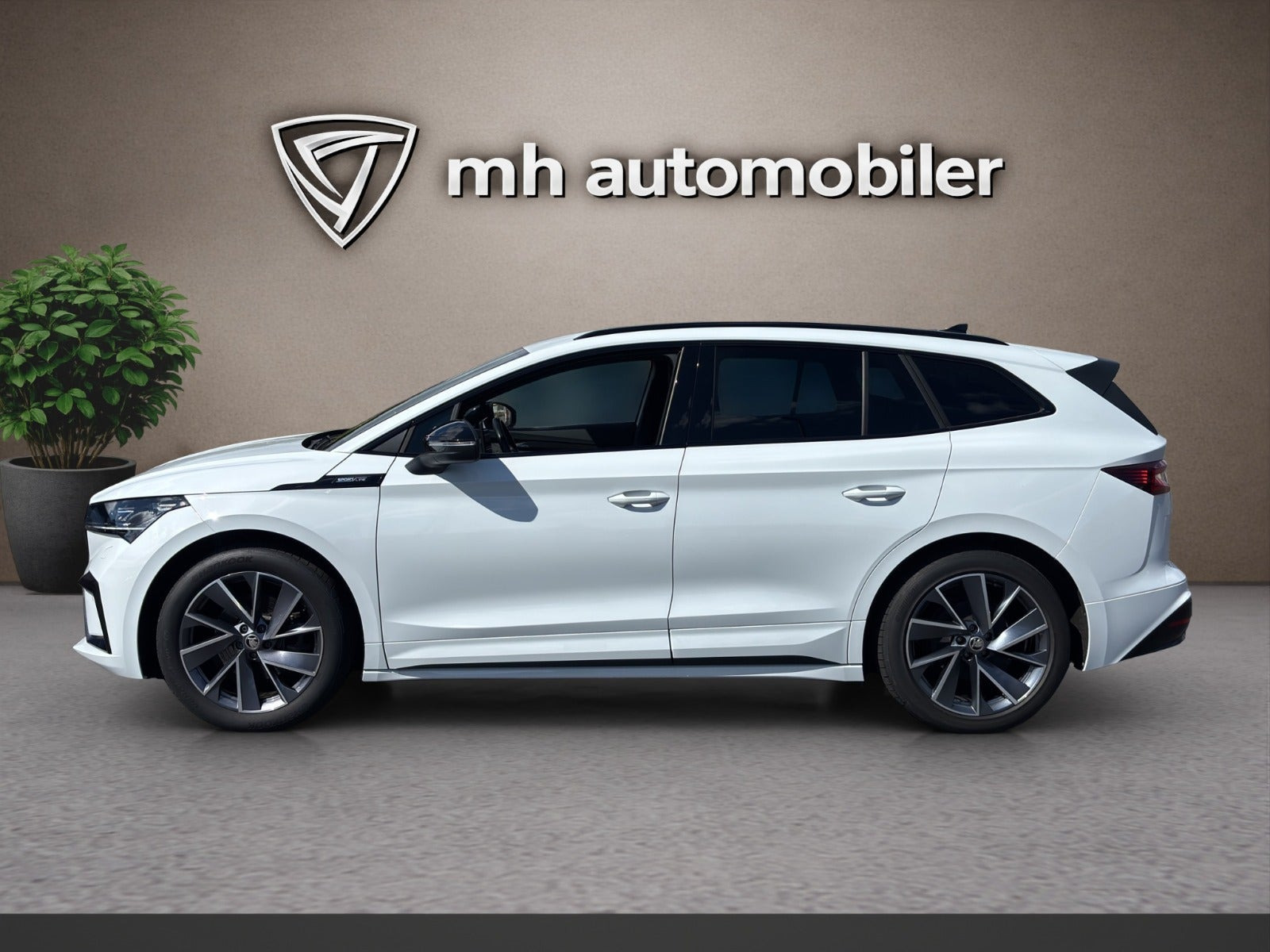 Hvid Skoda Enyaq fra 2023