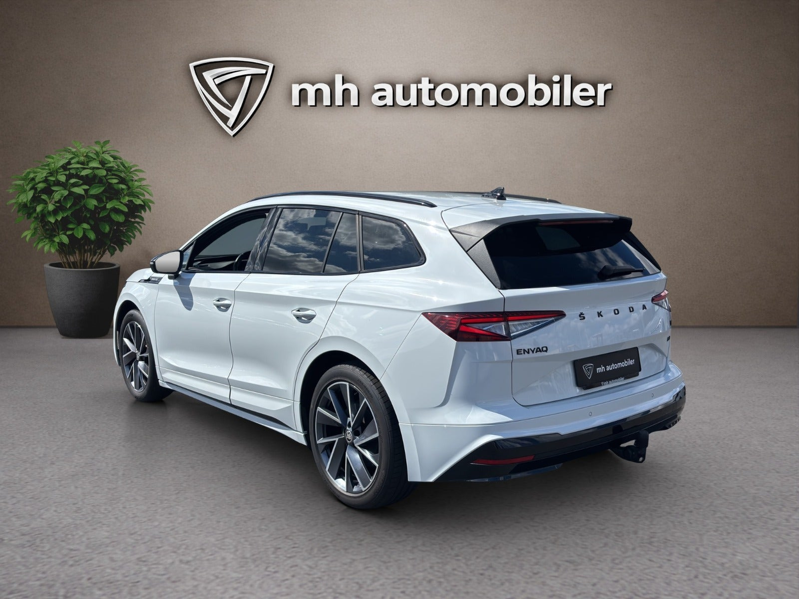 Hvid Skoda Enyaq fra 2023