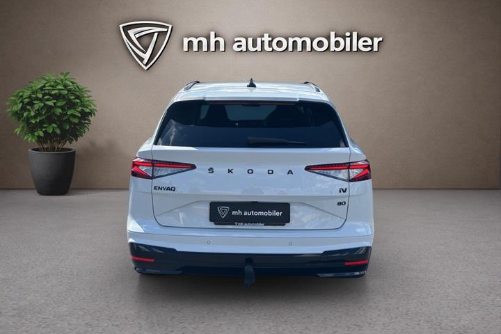 Hvid Skoda Enyaq fra 2023