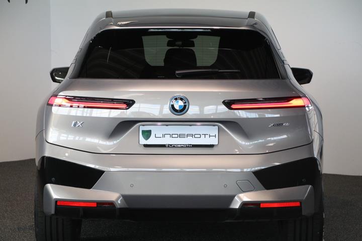Orange BMW iX fra 2022