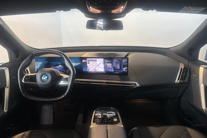 Orange BMW iX fra 2022