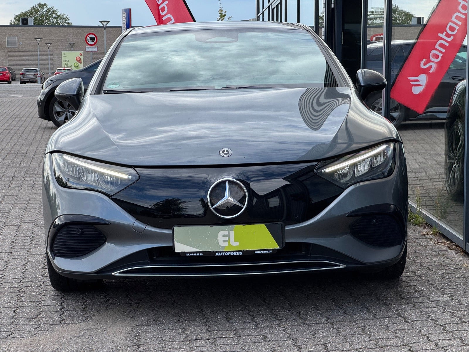 Grå Mercedes EQE350+ fra 2022