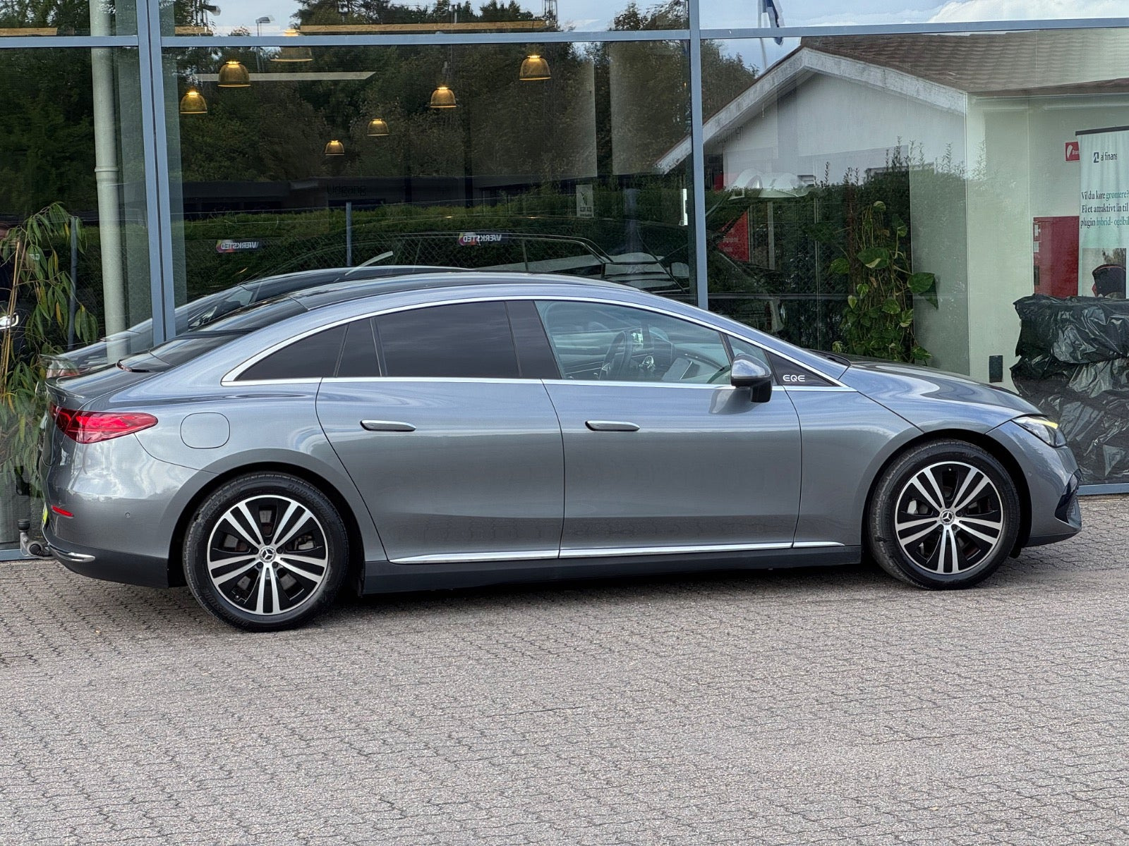 Grå Mercedes EQE350+ fra 2022