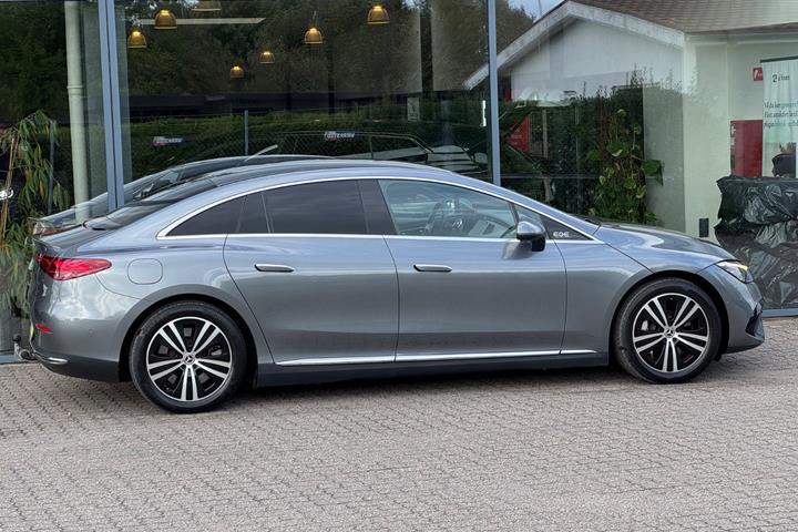 Grå Mercedes EQE350+ fra 2022