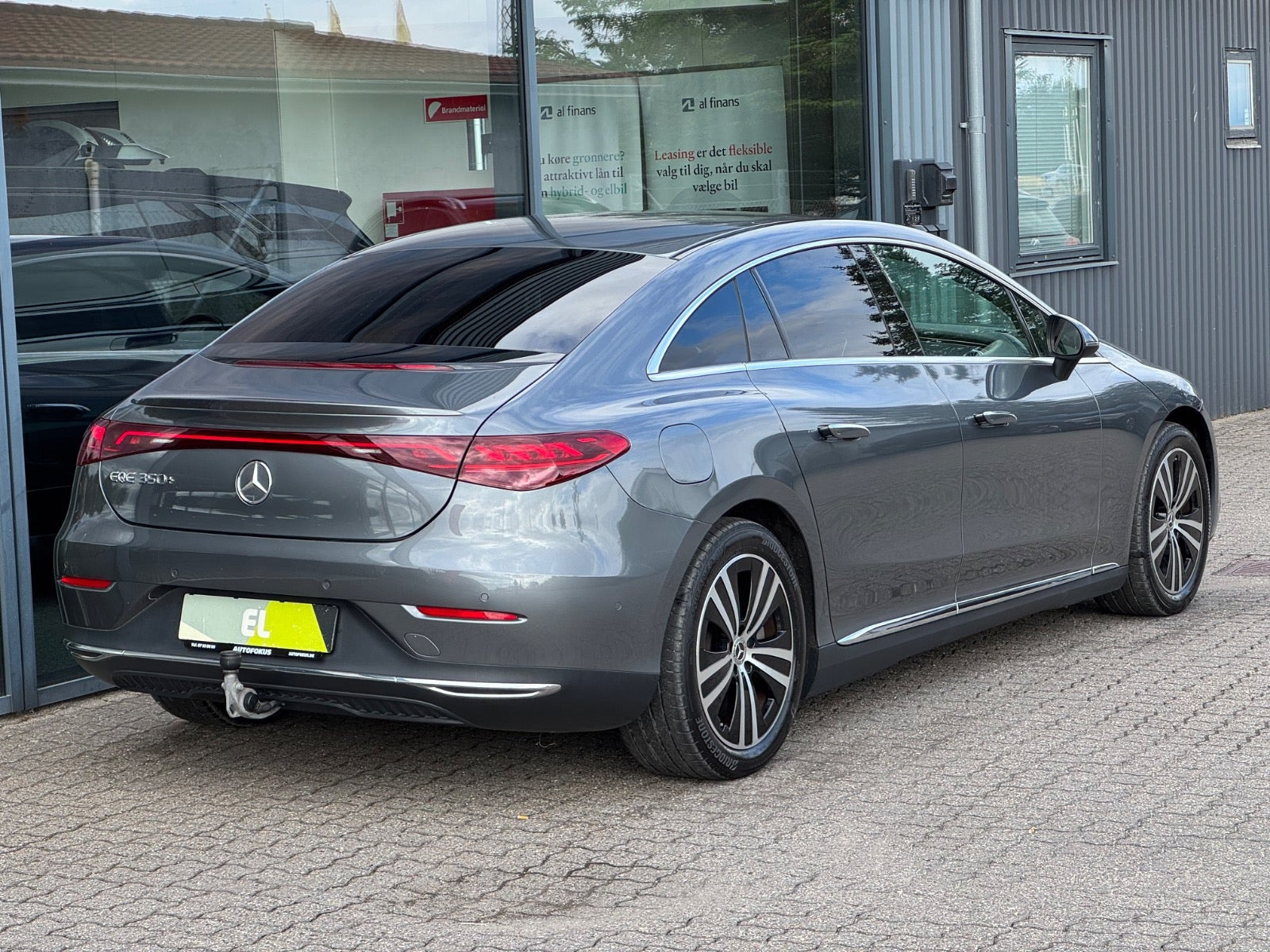 Grå Mercedes EQE350+ fra 2022