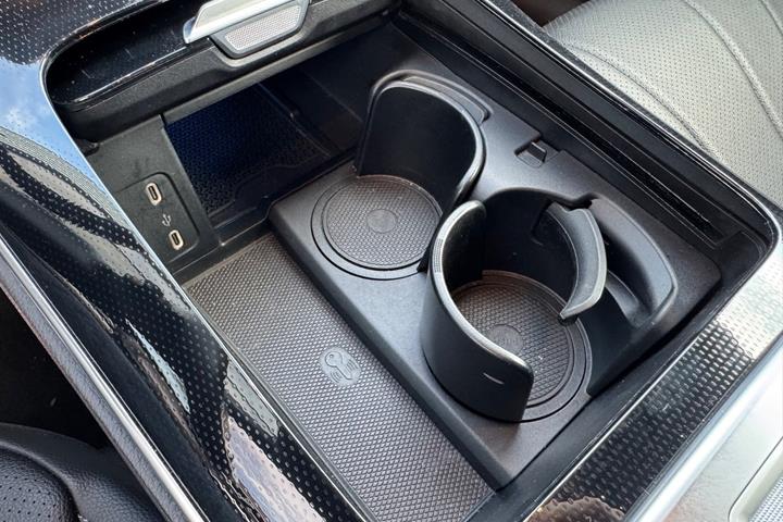 Grå Mercedes EQE350+ fra 2022