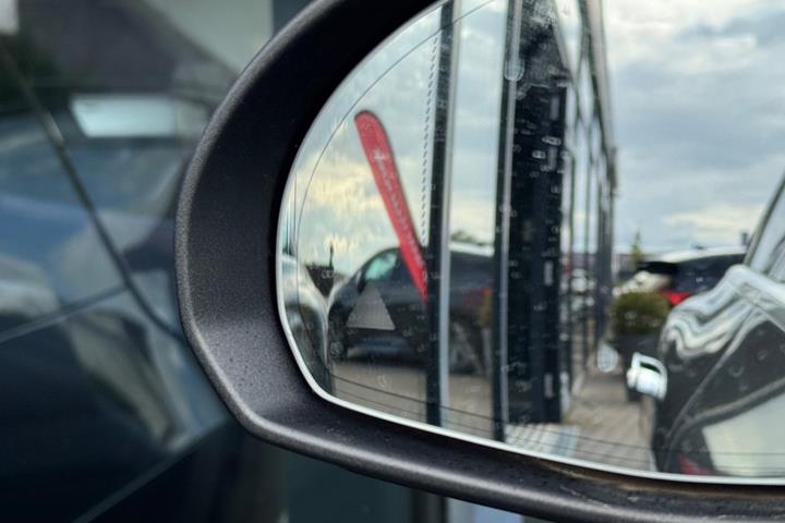 Grå Mercedes EQE350+ fra 2022