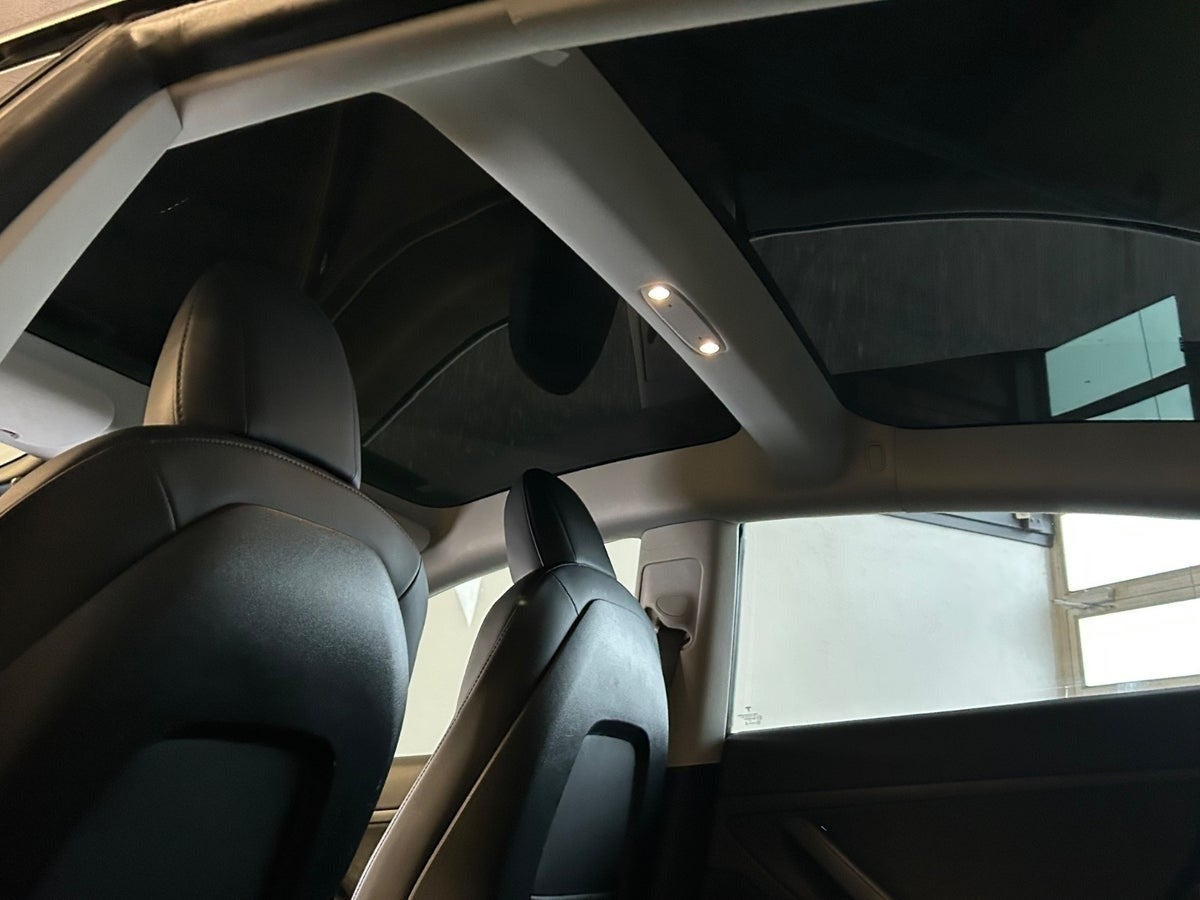 Hvid Tesla Model 3 fra 2022