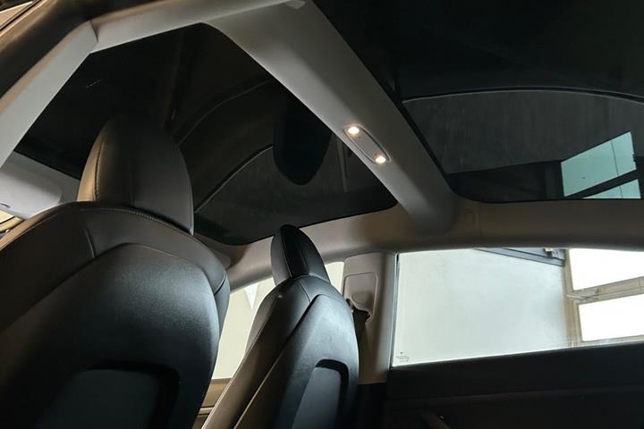 Hvid Tesla Model 3 fra 2022