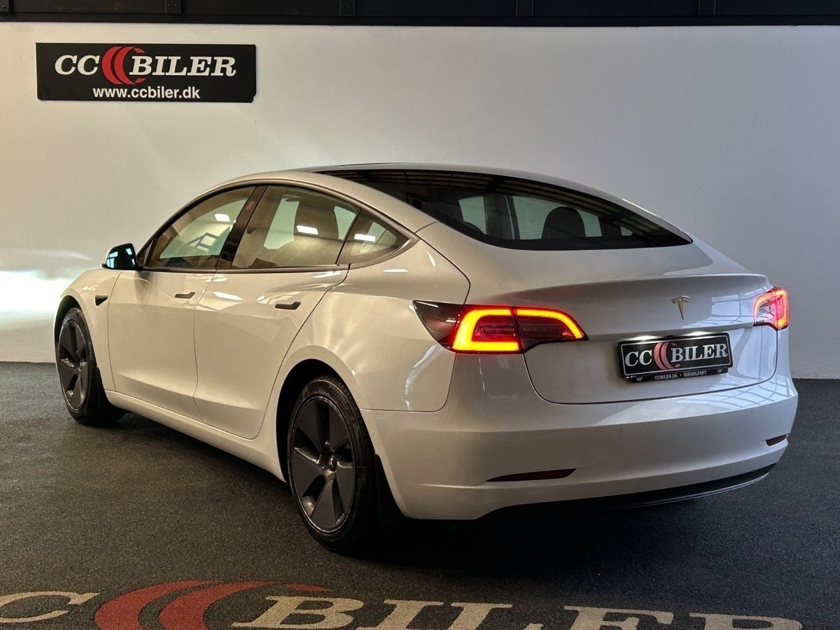 Hvid Tesla Model 3 fra 2022