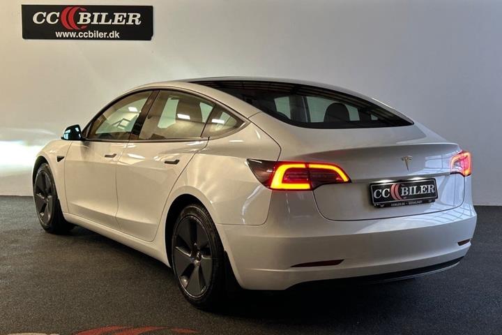 Hvid Tesla Model 3 fra 2022