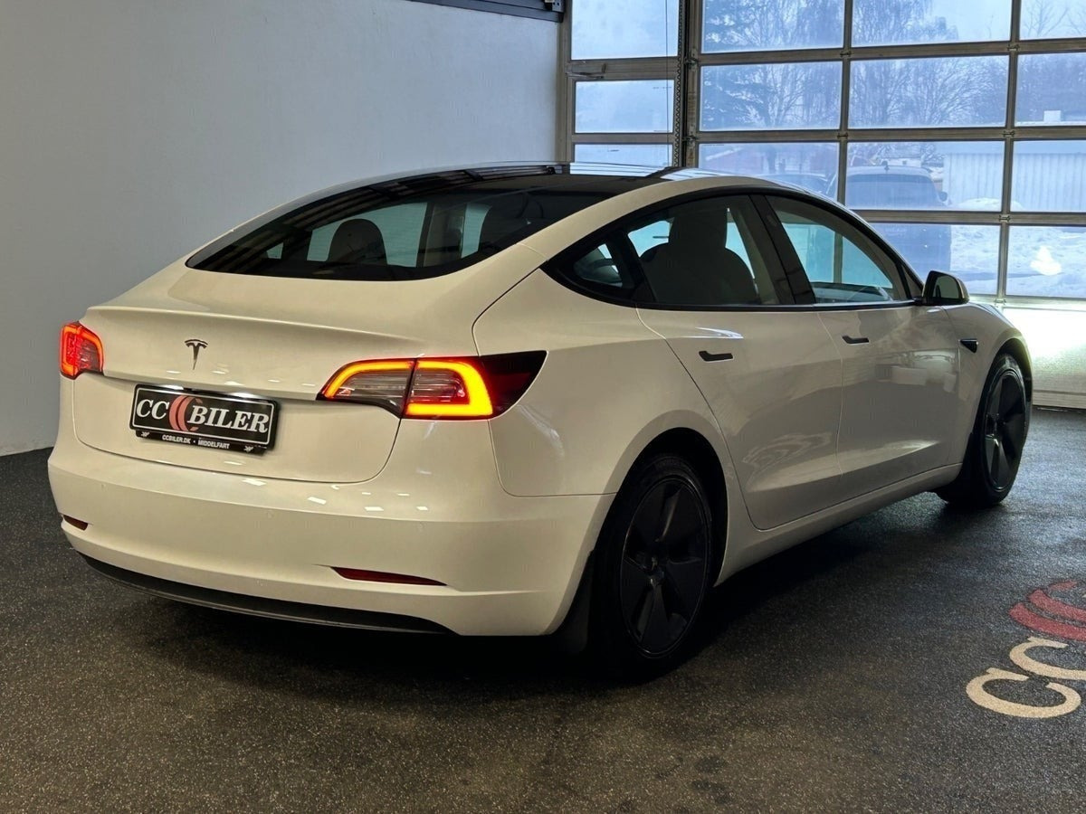 Hvid Tesla Model 3 fra 2022
