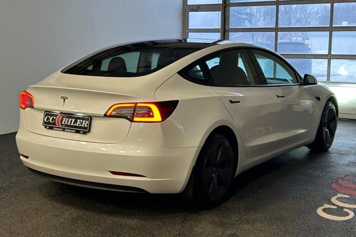 Hvid Tesla Model 3 fra 2022