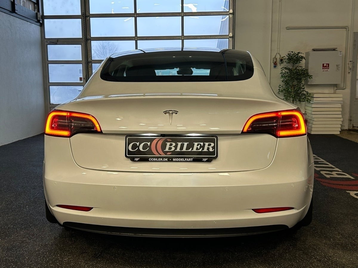 Hvid Tesla Model 3 fra 2022
