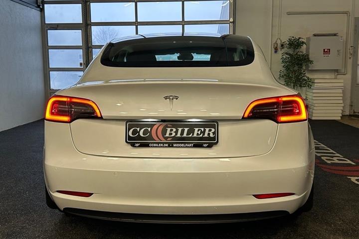 Hvid Tesla Model 3 fra 2022