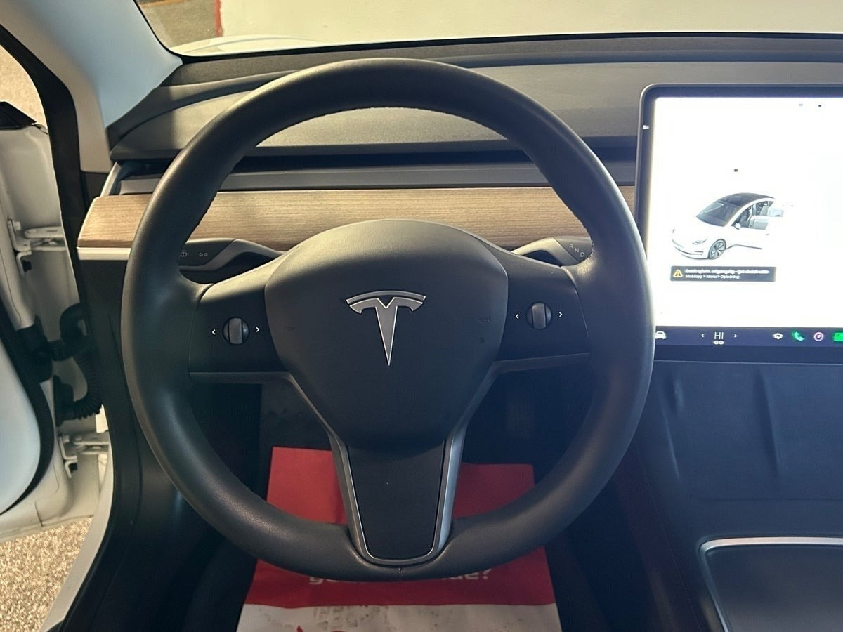 Hvid Tesla Model 3 fra 2022