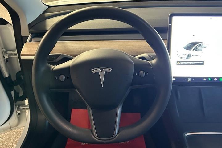 Hvid Tesla Model 3 fra 2022