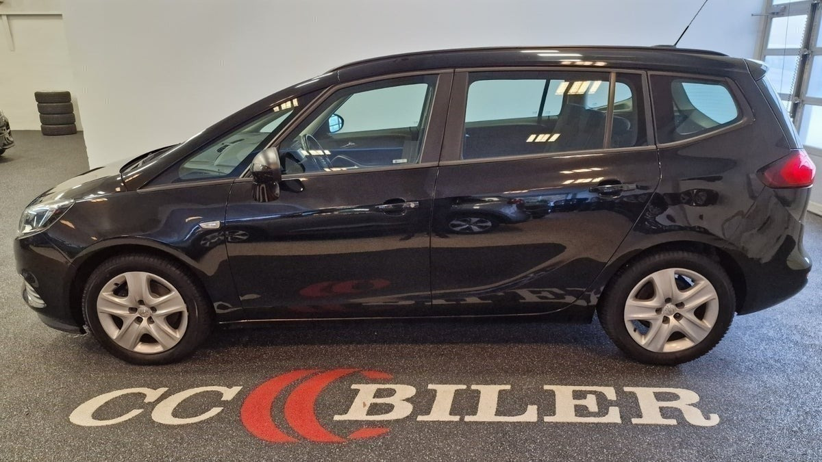 Sort Opel Zafira Tourer fra 2017