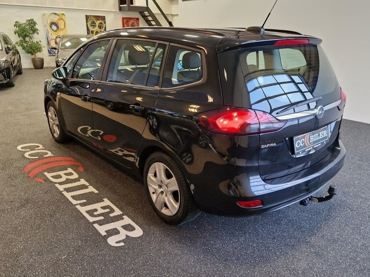 Sort Opel Zafira Tourer fra 2017