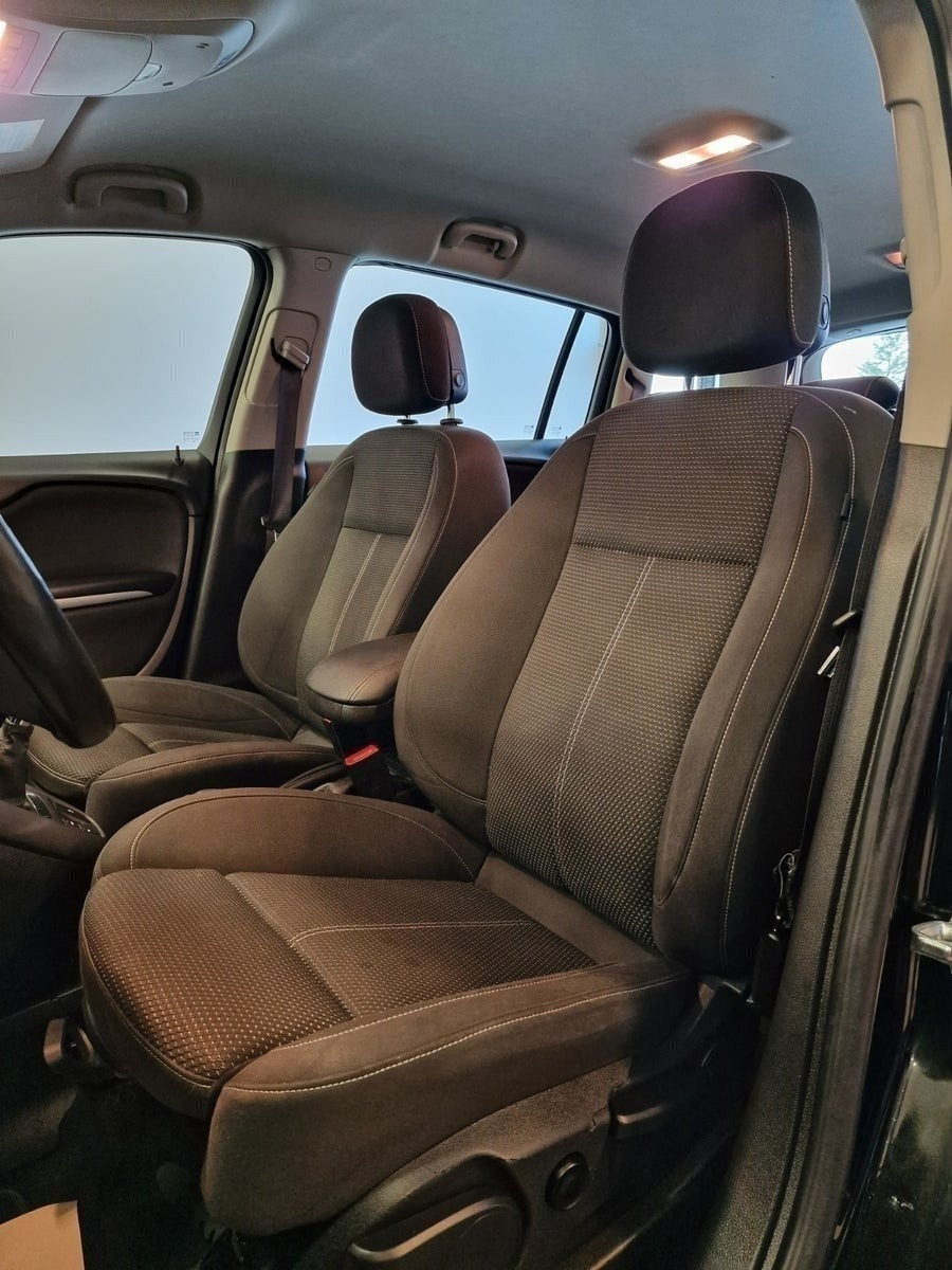 Sort Opel Zafira Tourer fra 2017