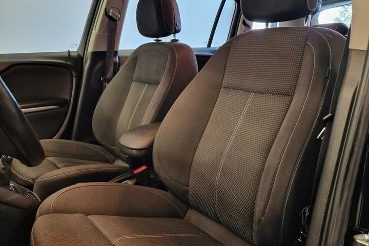 Sort Opel Zafira Tourer fra 2017