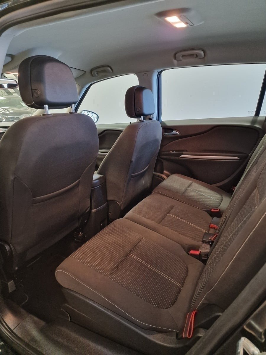 Sort Opel Zafira Tourer fra 2017