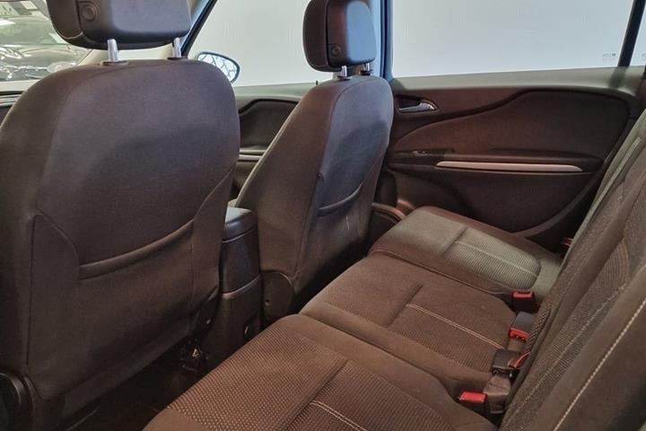 Sort Opel Zafira Tourer fra 2017