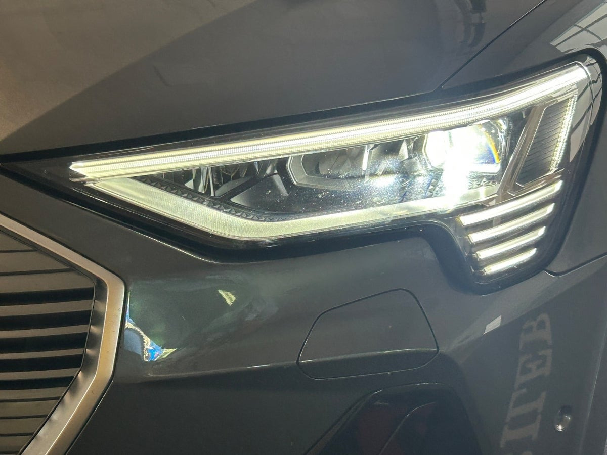Grå Audi e-tron fra 2023