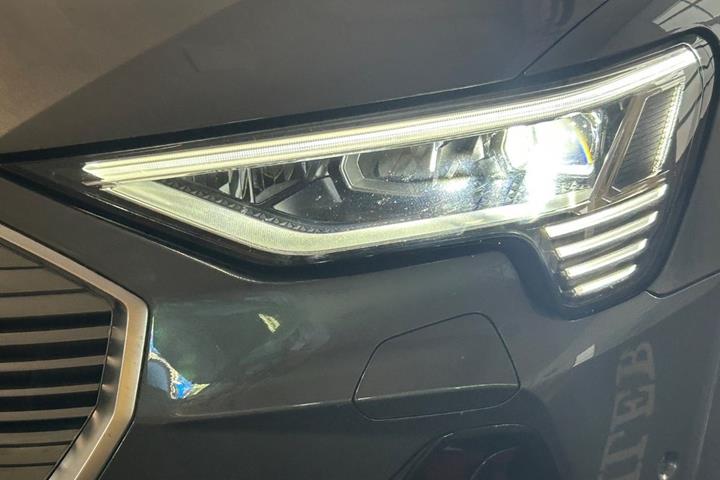 Grå Audi e-tron fra 2023