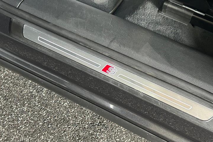 Grå Audi e-tron fra 2023