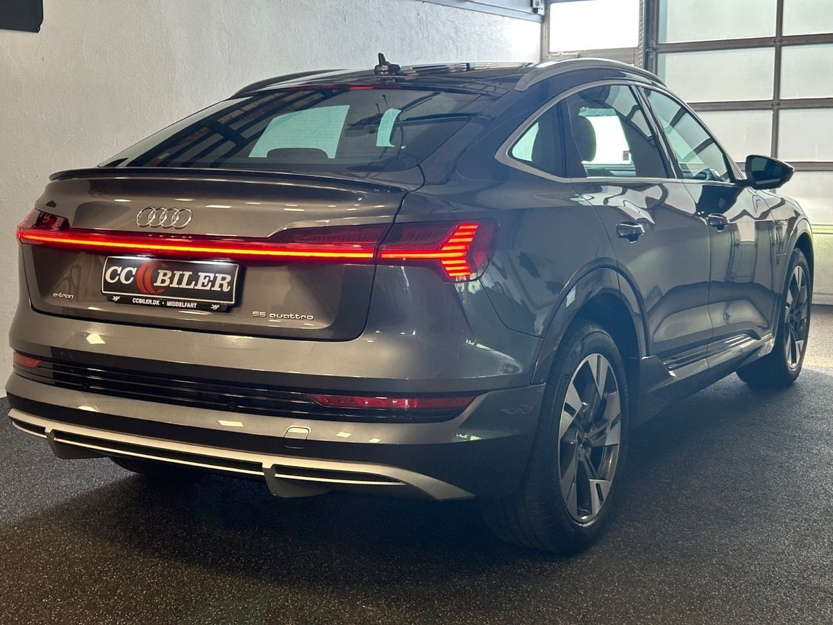 Grå Audi e-tron fra 2023