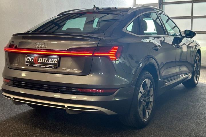 Grå Audi e-tron fra 2023