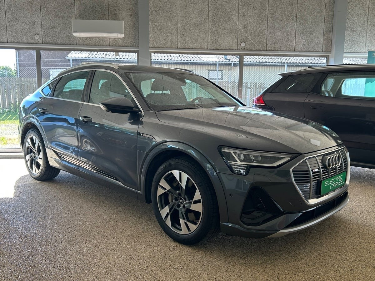 Grå Audi e-tron fra 2023
