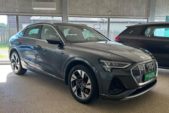 Grå Audi e-tron fra 2023