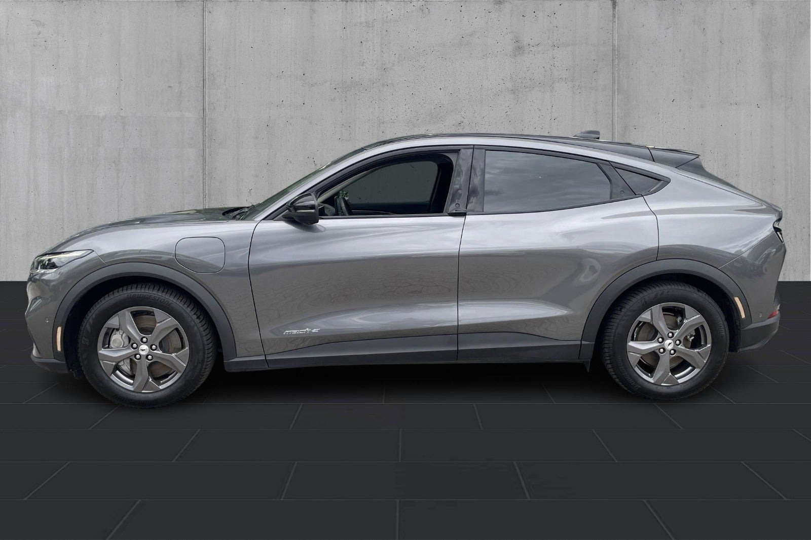 Grå Ford Mustang Mach-E fra 2023