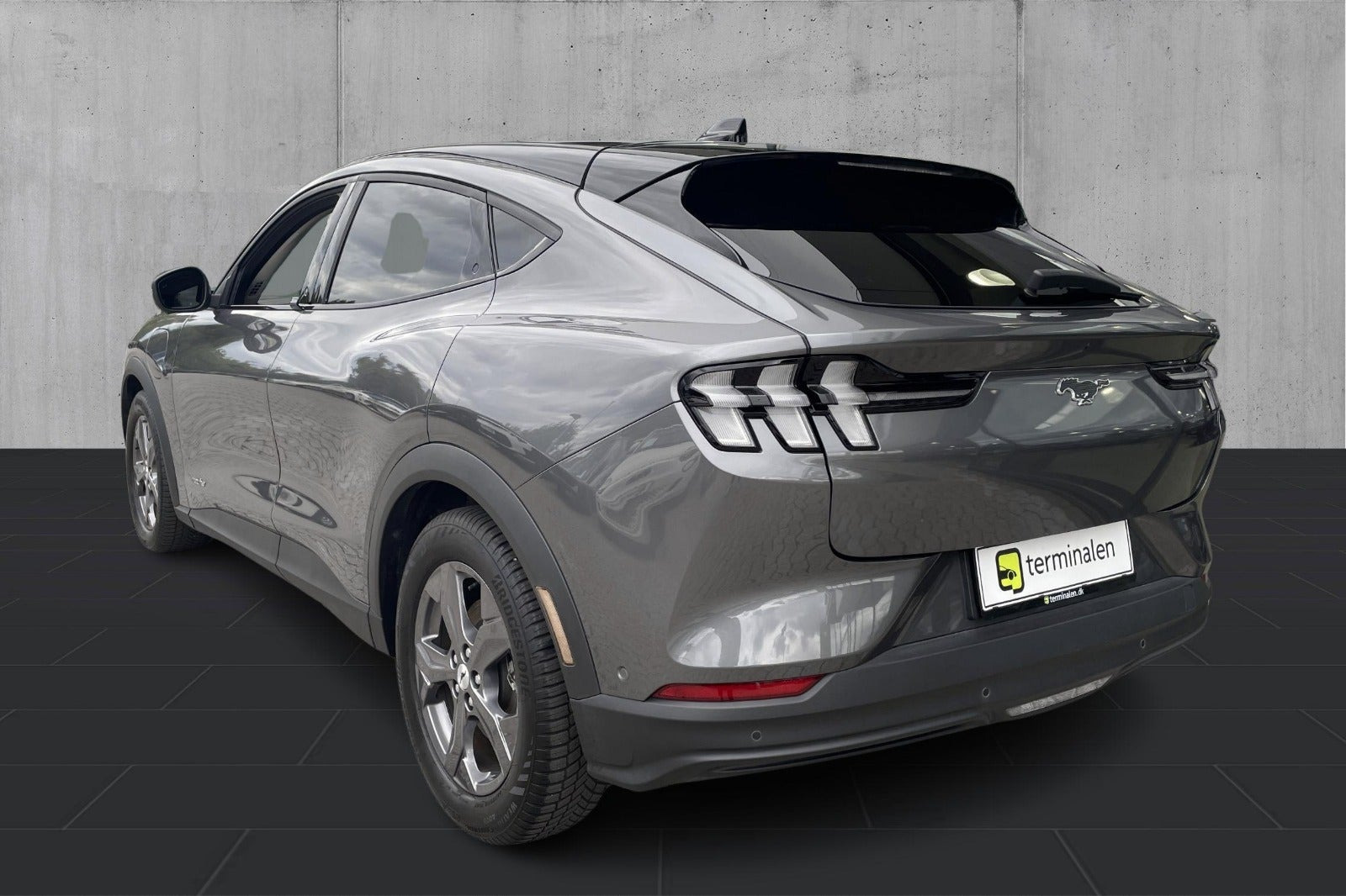 Grå Ford Mustang Mach-E fra 2023
