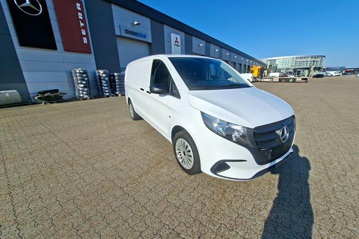 Hvid Mercedes Vito 114 fra 2024