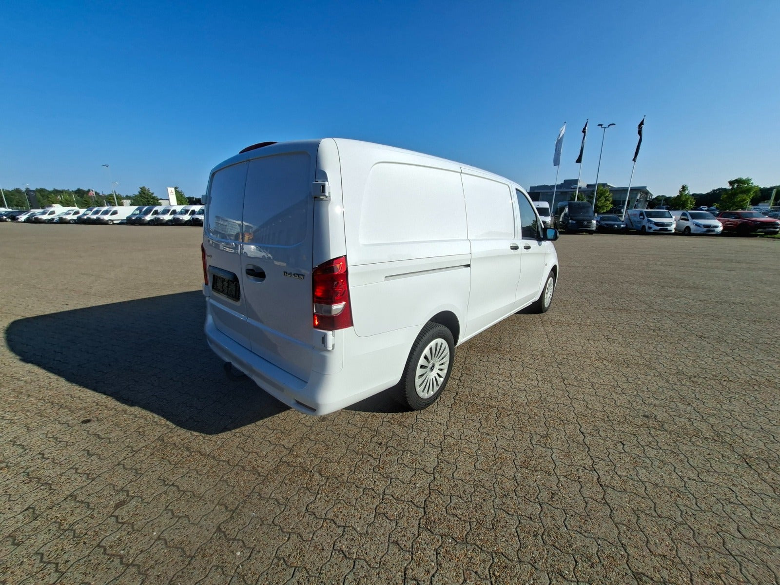 Hvid Mercedes Vito 114 fra 2024