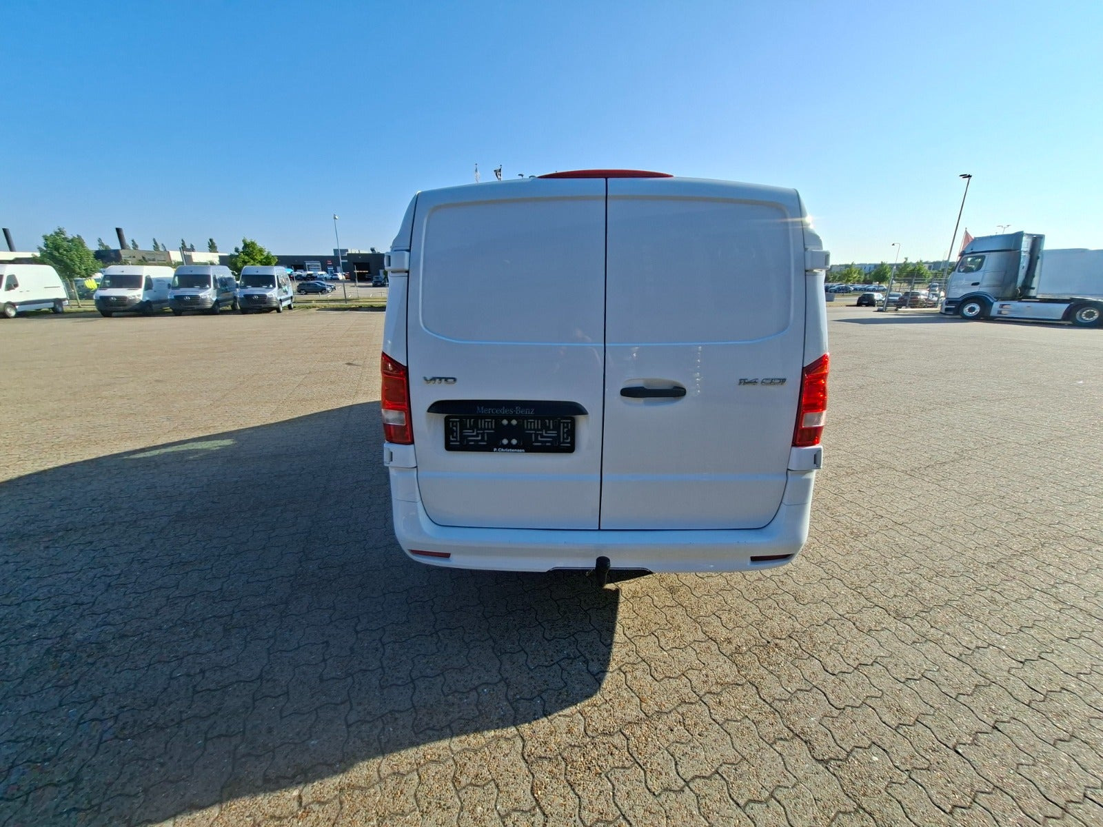 Hvid Mercedes Vito 114 fra 2024