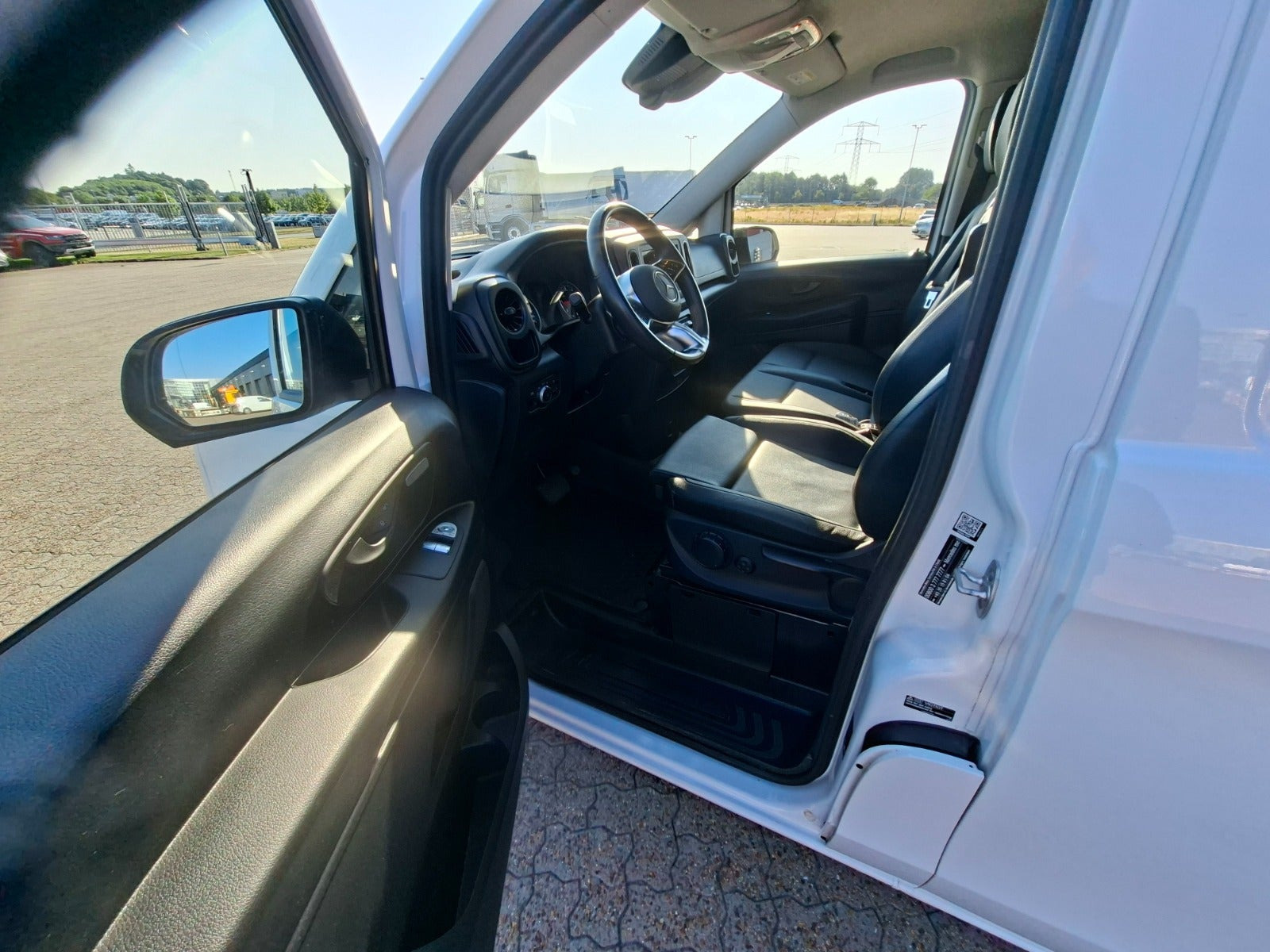 Hvid Mercedes Vito 114 fra 2024