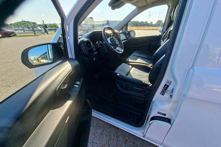 Hvid Mercedes Vito 114 fra 2024