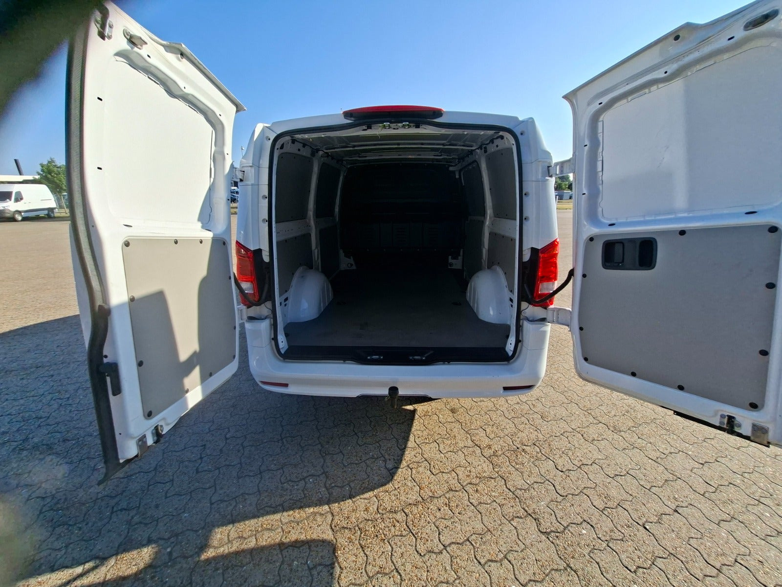 Hvid Mercedes Vito 114 fra 2024