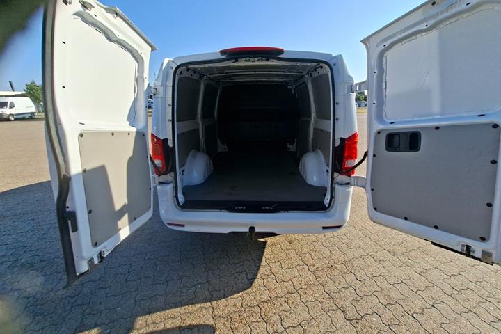 Hvid Mercedes Vito 114 fra 2024