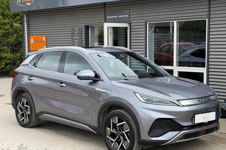 Grå BYD Atto 3 fra 2023 set udefra