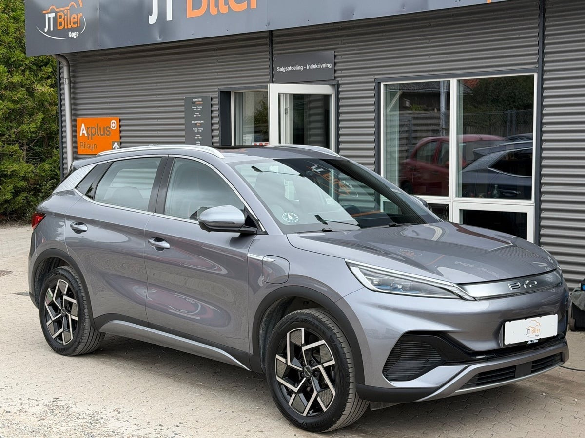 Grå BYD Atto 3 fra 2023 set udefra