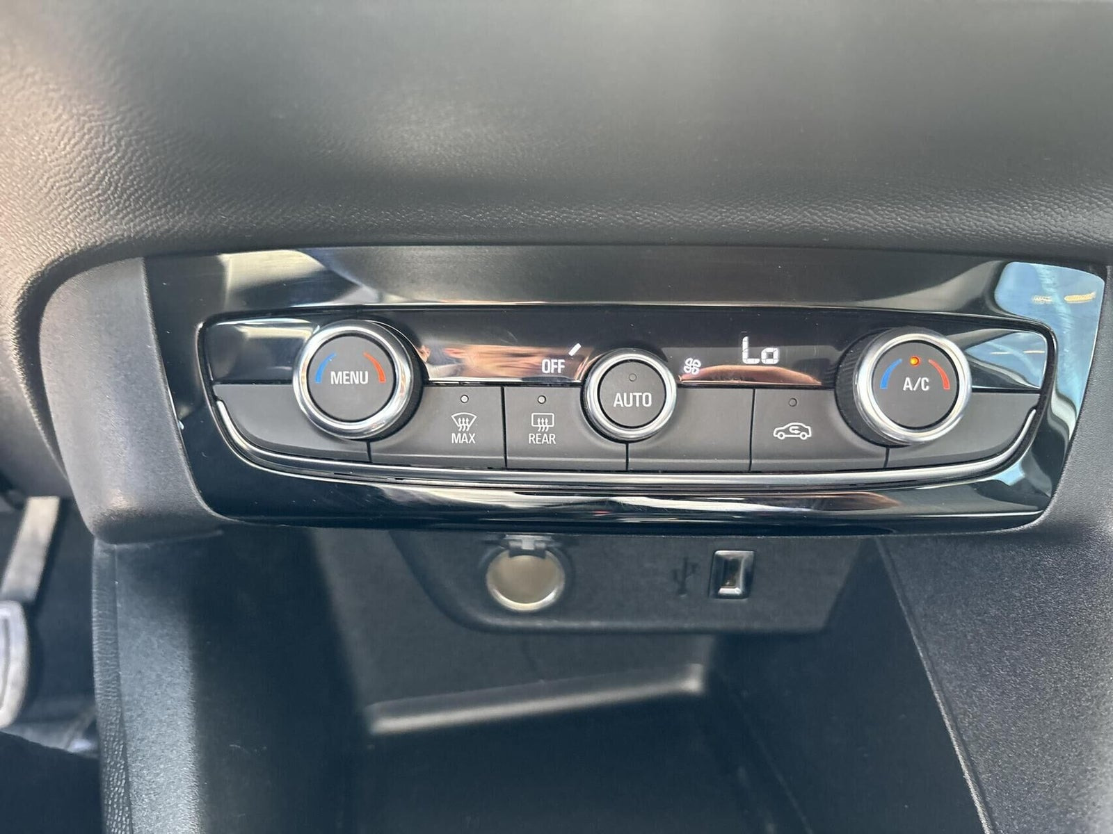 Hvid Opel Corsa-e fra 2023