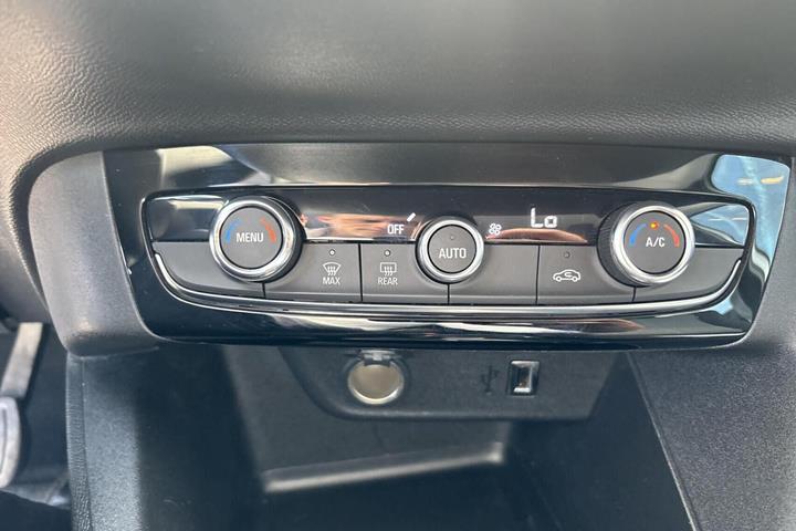 Hvid Opel Corsa-e fra 2023