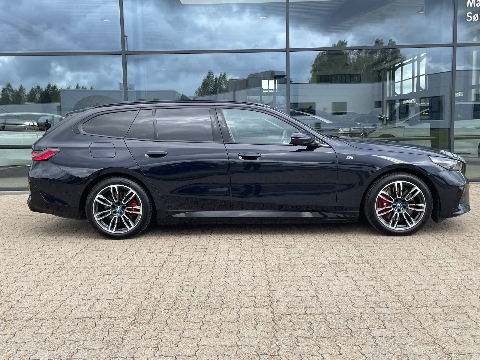 Sort BMW i5 fra 2025