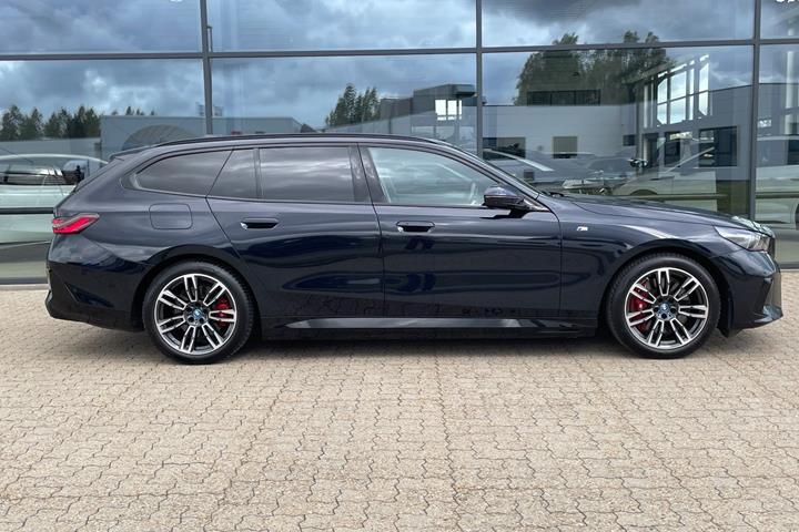 Sort BMW i5 fra 2025