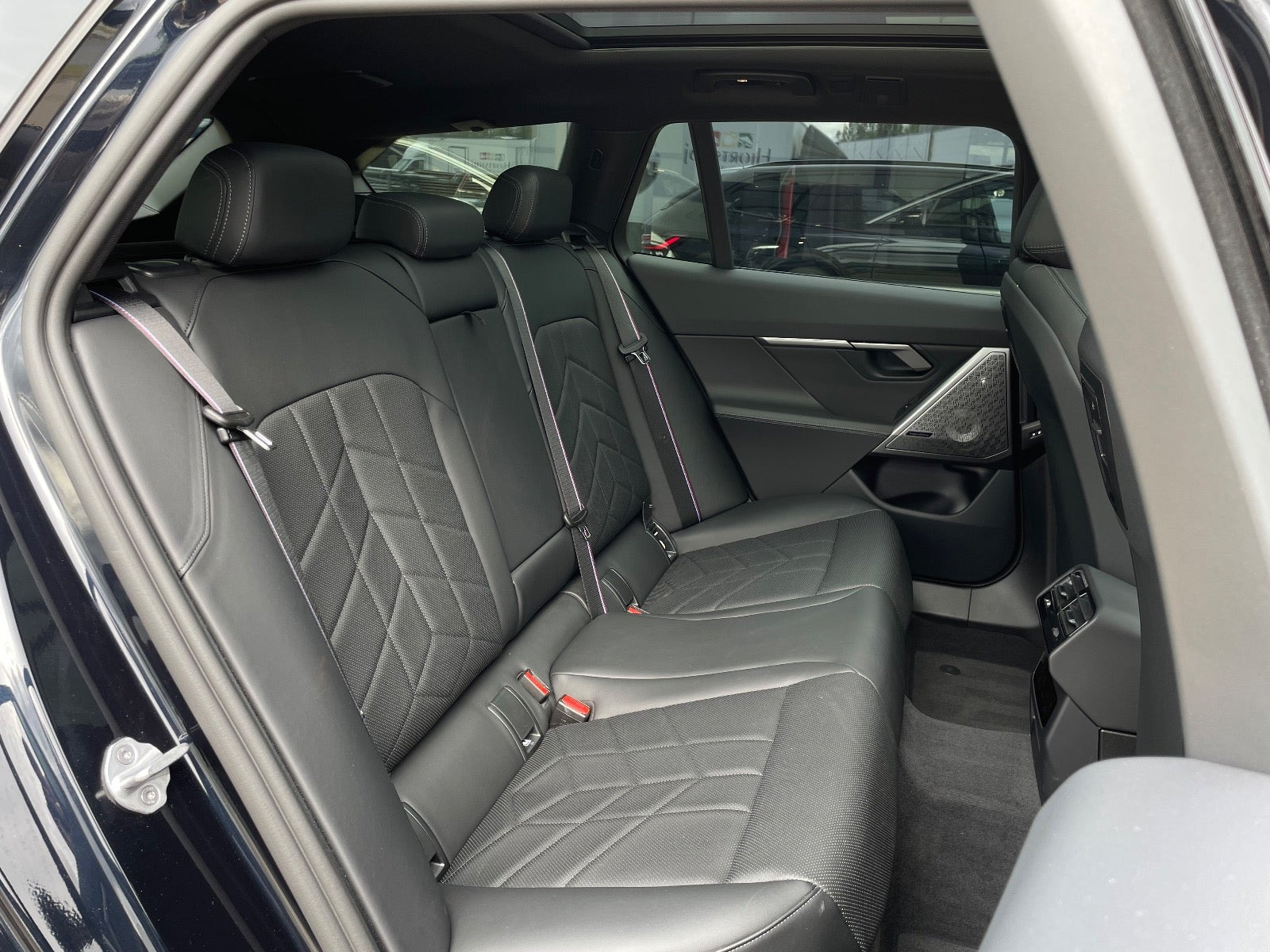 Sort BMW i5 fra 2025